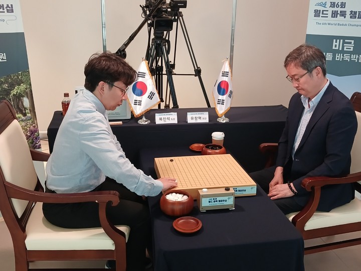 목진석 9단이 전기 우승자 유창혁 9단과 결승행 티켓을 다투고 있다.(신안에서 MHN 엄민용 선임기자)