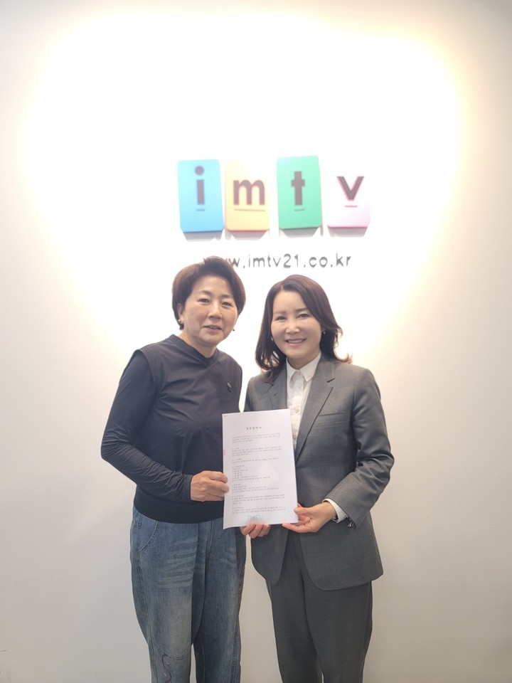 드라마 제작사 아이엠티비가 10일 전정희 작가와 ‘복수초’의 영상화 계약을 체결했다. (왼쪽부터 아이엠티비 대표 이영숙, 소설가 전정희) 