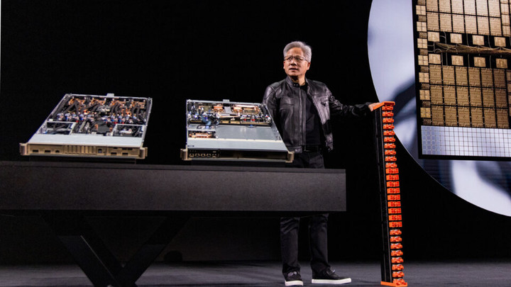 GTC Paris에서 NVIDIA 최신 하드웨어의 내부를 선보이는 젠슨 황