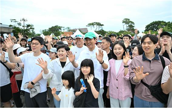 오세훈 서울시장은 14일 오전 남산 둘레길에서 열린 '손목닥터9988 200만 돌파 기념행사'에 참석해 걷기&기부 챌린지에 참여하는 시민들을 응원했다. 이번 행사는 손목닥터9988 이용 시민 9천988명이 남산국립극장을 출발해 자연생태길, 역사문화길, 북측순환로 등을 걷는 방식이다. 2025.6.14