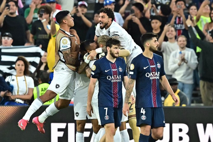 2025년 6월 19일(현지시간) 미국 로스앤젤레스 로즈볼 스타디움에서 열린 FIFA 클럽 월드컵 2025 B조 조별리그 경기에서 브라질의 보타포구에 승리한 뒤, 보타포구 선수들이 프랑스 파리 생제르맹의 조지아 출신 공격수 크비차 크바라츠헬리아(등번호 7번)와 브라질 수비수 루카스 베랄두(등번호 4번) 옆에서 환호하고 있다. (사진: 프레데릭 J. 브라운 / AFP)