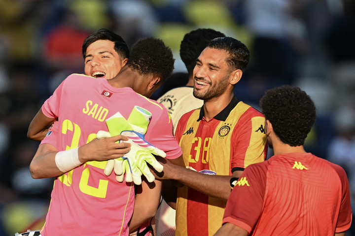 2025년 6월 20일(현지시각), 미국 내슈빌 지오디스 파크에서 열린 FIFA 클럽 월드컵 D조 경기 종료 후, LA FC를 꺾고 환호하는 튀니스의 골키퍼 베시르 벤 사이드(가운데)와 아메날라 멤미슈, 미드필더 칼릴 게니치.
