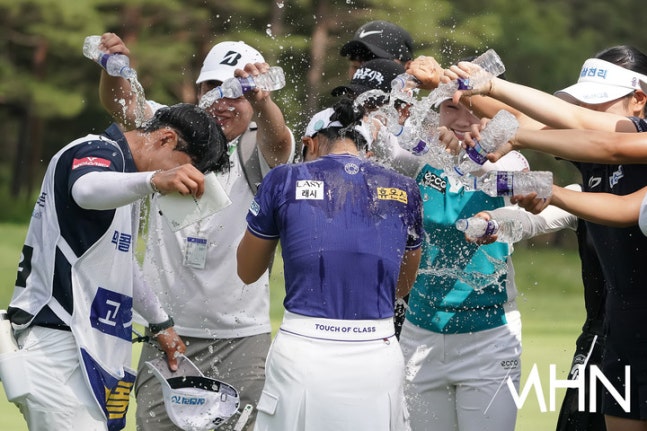 KLPGA 통산 3승을 달성한 고지우가 동료들의 축하 물세례를 받고 있다.