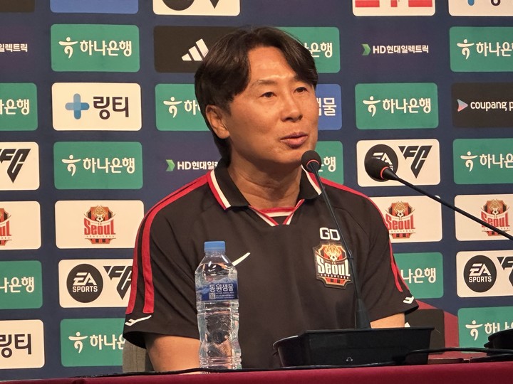 "팬분들께 무거운 마음 갖고 있습니다. 그렇기 때문에 더욱더 경기 결과로 보여드려야 한다고 생각합니다."'레전드' 기성용(36)의 포항 스틸러스 이적에 팬들로부터 집중포화를 당하는 김기동(53) FC서울 감독은 이렇게 말했다.서울에서 10년을 뛴 국가대표 출신 미드필더 기성용의 포항 이적 추진 소식은 지난 24일 알려졌고, 곧 기정사실이 됐다. 행정 절차만 마무리되면 포항의 공식 발표가 있을 예정이다. 2025.6.29
