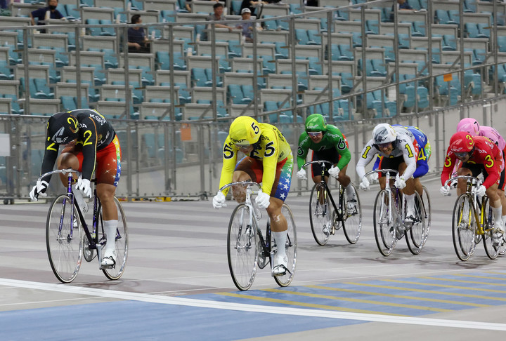 정종진(2번 검은색 유니폼)이 왕중왕전에서 임채빈(5번 노란색 유니폼)을 그림 같은 추입으로 넘어서며 가장 먼저 결승선을 통과했다.(사진 국민체육진흥공단 제공)