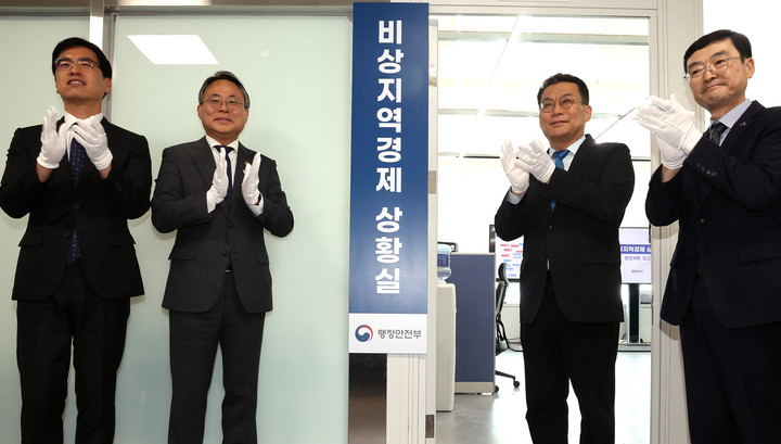 한순기 (왼쪽에서 세 번째)