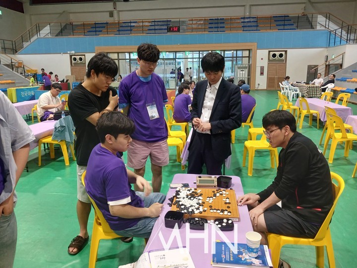 이세돌 국수가 승부가 끝난 바둑을 학생들과 함께 복기하며 한 수 ‘훈수’하고 있다.(사진 MHN 엄민용 선임기자)