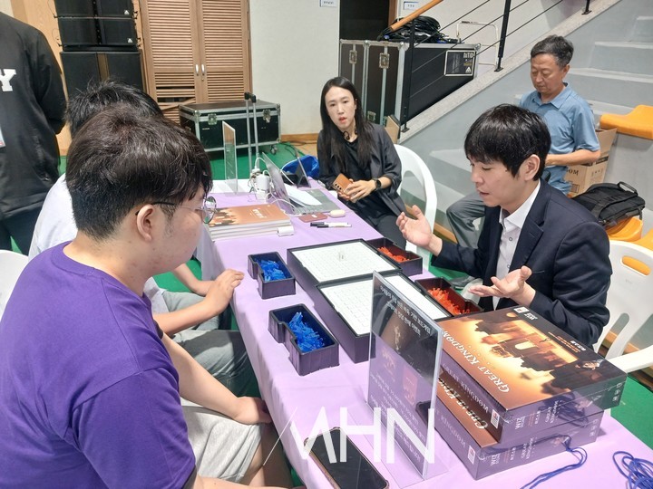 이세돌 국수가 자신이 개발한 보드게임 ‘그레이트 킹덤’을 대학생들과 즐기고 있다.(사진 MHN 엄민용 선임기자)