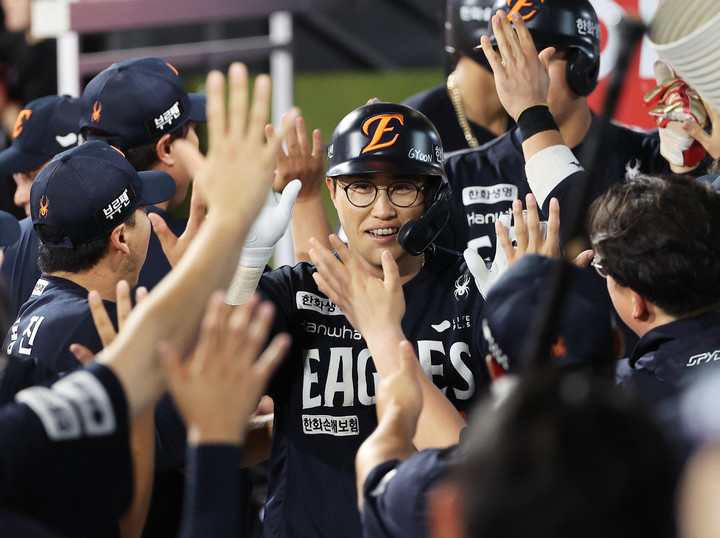 20일 수원 KT위즈파크에서 열린 KT 위즈와 경기에서 9회초 만루 홈런을 때려낸 뒤 더그아웃에서 팀 동료들의 축하를 받은 채은성