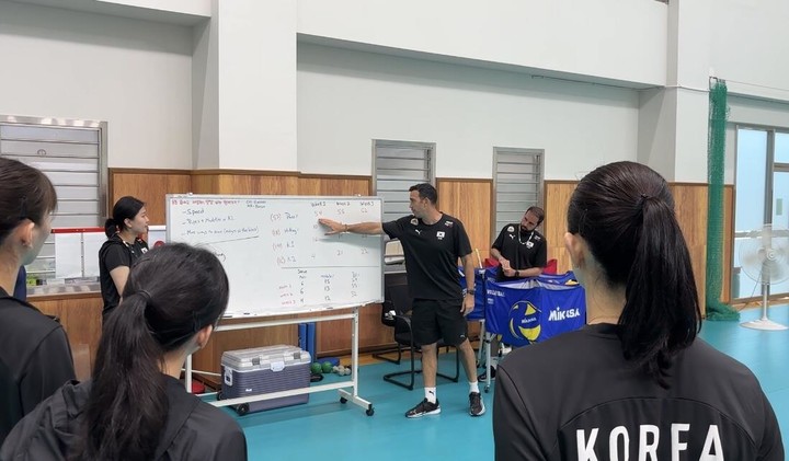 훈련 시작 전 선수들에게 설명하는 모랄레스 여자배구대표팀 감독(중앙)