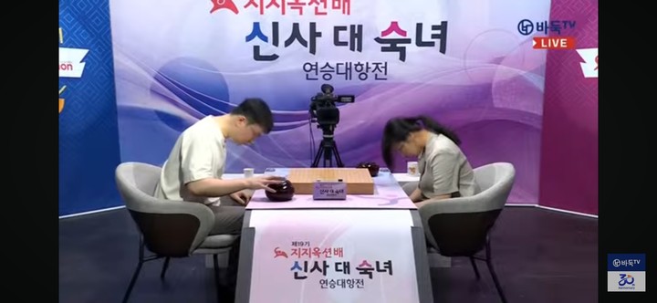 대국 전 인사를 하는 조한승 9단(왼쪽)과 최정 9단.(사진 바둑TV 캡처)