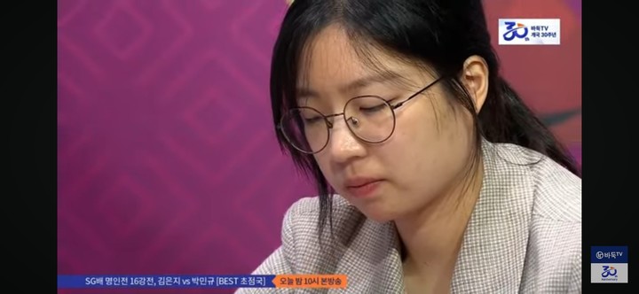 패배를 확인하고 복기 중인 최정 9단.(사진 바둑TV 캡처)