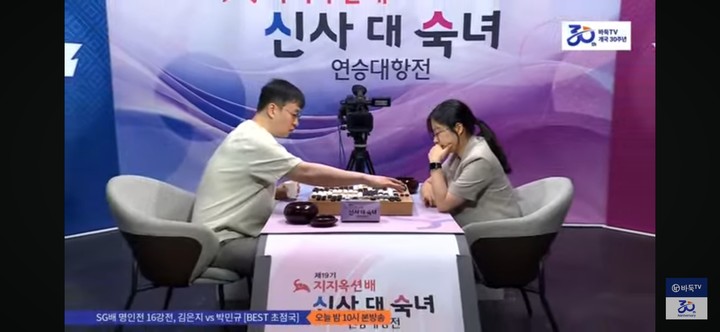 승부를 마치고 복기 중인 두 사람.(사진 바둑TV 캡처)