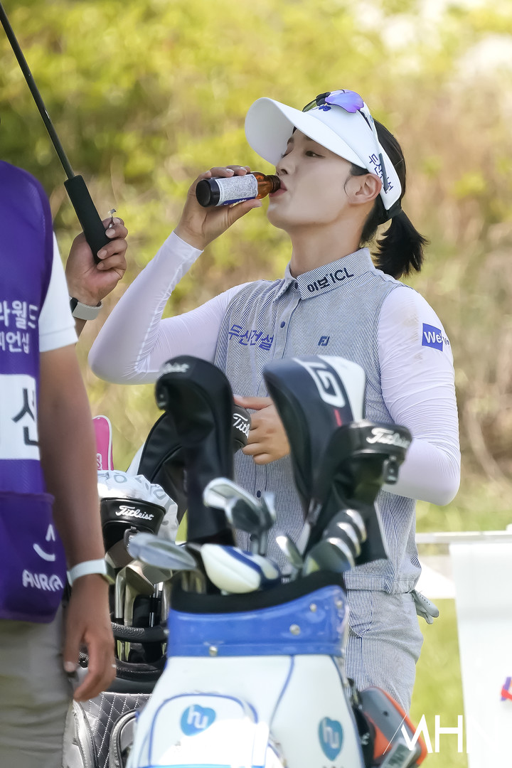 [mhn포토] 박결, 우승 비타민 먹고 힘낸다