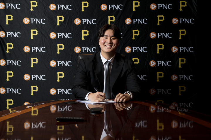 (덕수고 출신 심준석은 피츠버그와 계약하며 미국에 진출했다)