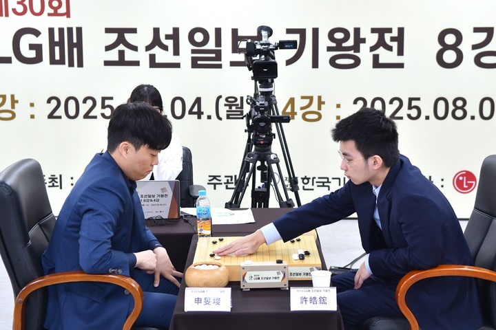 신민준 9단(왼쪽)과 쉬하오훙 9단이 대국을 벌이고 있다.(사진 한국기원 제공)