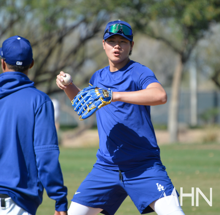 (장현석이 스프링캠프에서 견제 연습을 하고 있다)