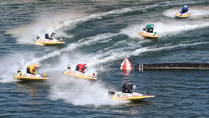 미사리경정장에서 출전 선수들이 2턴 마크에서 경합을 벌이고 있다.(사진 국민체육진흥공단 제공)