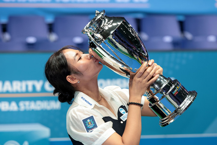 스롱 피아비가 우승 트로피에 키스하고 있다