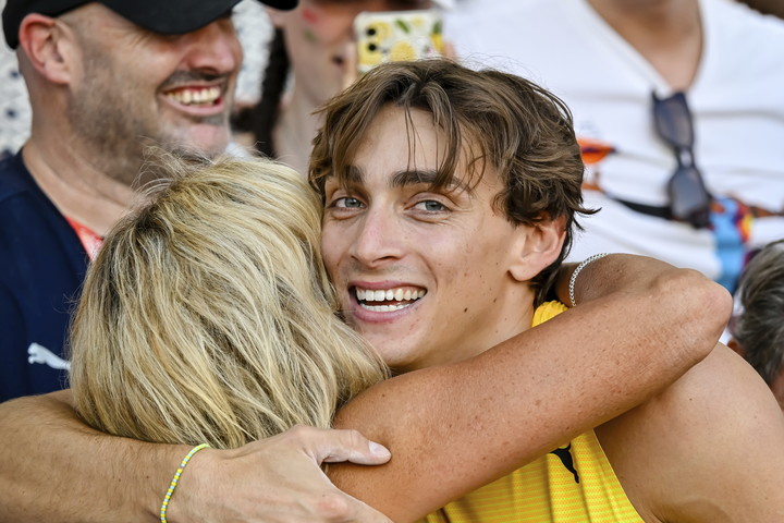 2025년 8월 12일 화요일, 헝가리 부다페스트에 위치한 국립육상경기장에서 열린 제15회 귈라이 이슈트반 메모리얼 육상 헝가리 그랑프리 남자 장대높이뛰기 결승에서 스웨덴의 아르만두 두플란티스가 우승을 확정짓고 환호하고 있다. (사진=MTI/타마시 바슈바리, AP 제공)