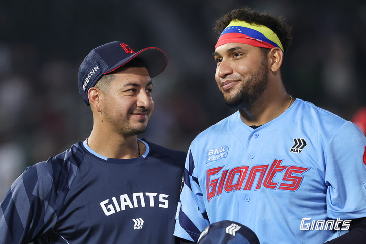 지난 8일 경기에서 롯데 빅터 레이예스(오른쪽)와 벨라스케즈