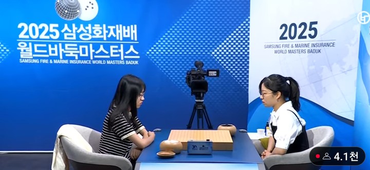 최정 9단(오른쪽)과 웨자옌 3단이 반상을 마주하고 있다.(사진 바둑TV 캡처)