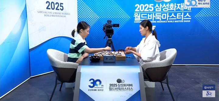 오유진 9단(오른쪽)과 김은지 9단이 대국 후 복기를 하고 있다.(사진 바둑TV 캡처)