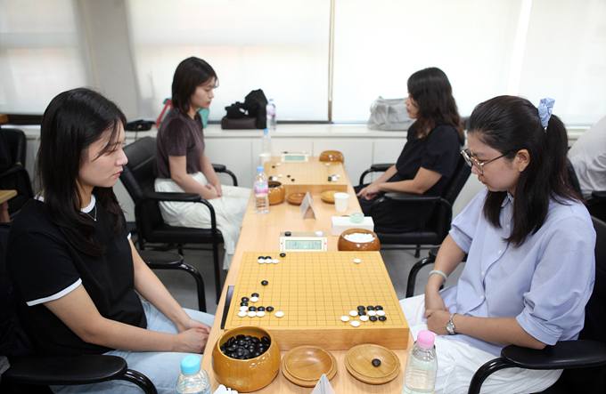 오유진 9단(왼쪽)과 리허 5단이 대결을 벌이고 있다.(사진 사이버오로 제공)