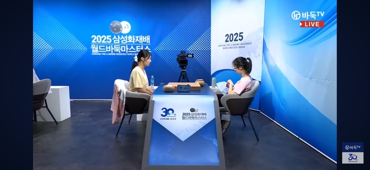 오유진 9단(왼쪽)과 저우훙위 7단이 대국 개시를 기다리고 있다.(사진 바둑TV 캡처)