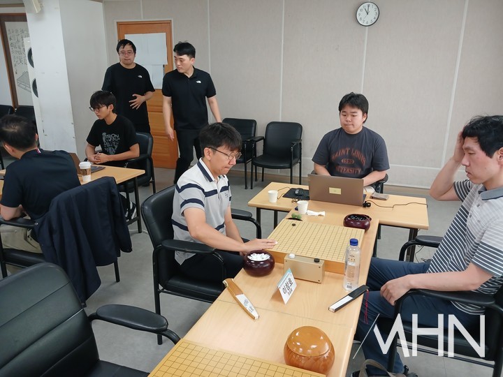 목진석 9단(왼쪽)이 이창호 9단과의 대국에서 착점하고 있다.(사진 MHN 엄민용 선임기자)