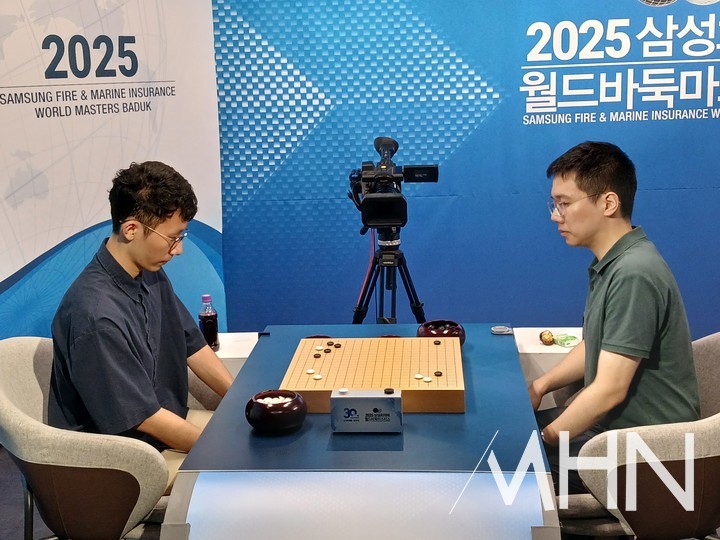 박상진 9단(왼쪽)이 자오천위 9단과 대국하고 있다.(사진 MHN 엄민용 선임기자)