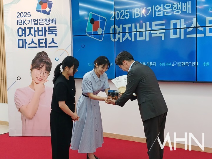 오정아 5단이 김형일 IBK기업은행 전무이사에게 미니어처 바둑 세트를 전달하고 있다.(사진 MHN 엄민용 선임기자)