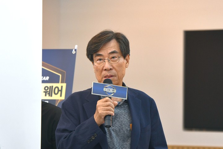 사이버오로 이기섭 감독이 선수를 지명하고 있다.(사진 한국기원 제공)