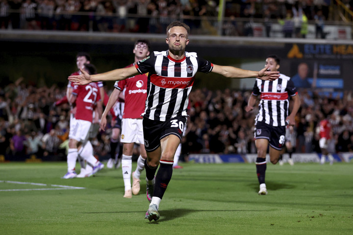 영국 그림즈비의 힐 블런델 파크에서 열린 잉글리시 리그컵 2라운드 맨체스터 유나이티드전에서 팀의 첫 골을 넣고 기뻐하고 있다.