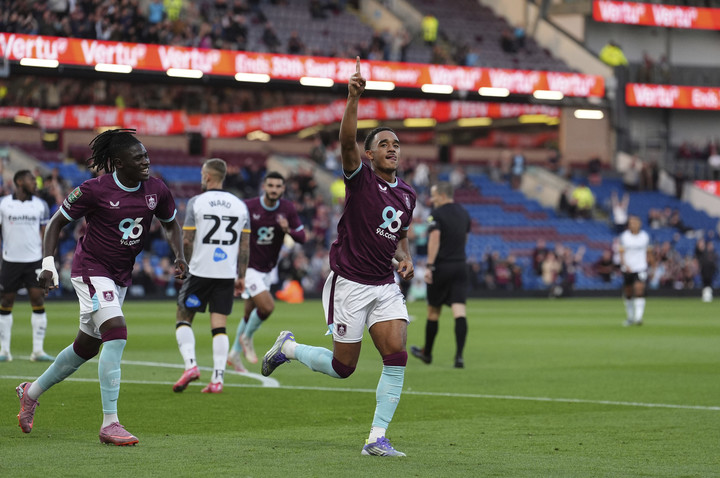 영국 번리의 터프 무어에서 열린 리그컵 2라운드 번리 대 더비 카운티 경기에서 팀의 첫 골을 넣은 뒤 세리머니를 하고 있다.