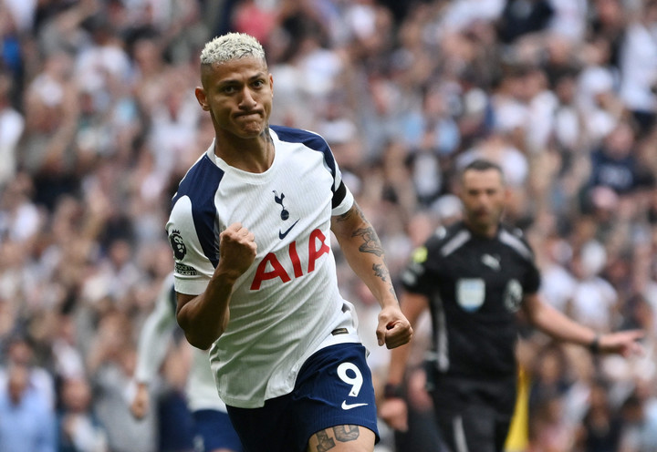 토트넘 홋스퍼와 번리의 경기. 토트넘의 히샬리송이 팀의 첫 골을 넣은 뒤 세리머니를 하고 있다.