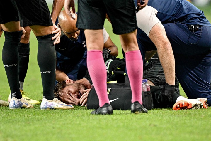 토트넘 홋스퍼와 뉴캐슬 유나이티드의 프리시즌 친선 경기 도중 부상을 입고 들것에 실려 나가기 전 반응하고 있다.