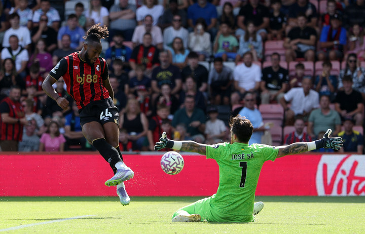 본머스와 울버햄프턴 원더러스의 경기. 본머스의 앙투안 세메뇨의 슛을 울버햄프턴 골키퍼 주제 사가 막아내고 있다.