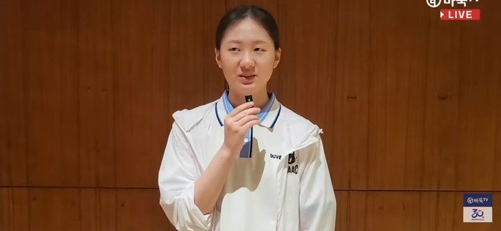 김은지 9단이 승부에 들어가기 전 인터뷰를 하고 있다.(사진 바둑TV 캡처)