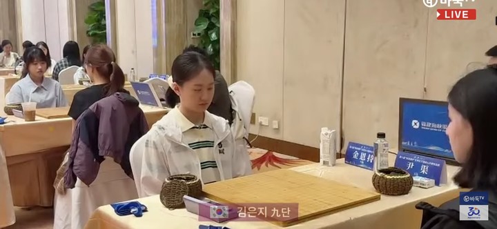 김은지 9단(왼쪽)이 인취 4단과 마주앉아 대국 개시를 기다리고 있다.(사진 바둑TV 캡처)