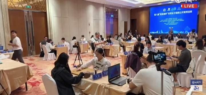 김은지 9단이 첫 수를 두고 있다.(사진 바둑TV 캡처)