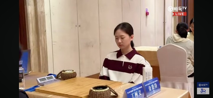 대국 전 눈을 감고 승부호흡을 고르고 있는 김은지 9단.(사진 바둑TV 캡처)