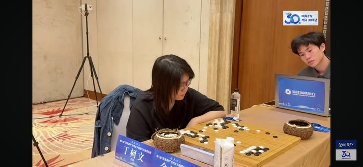 김은지 9단의 강수에 딩커원 4단이 장고에 빠져 있다.(사진 바둑TV 캡처)