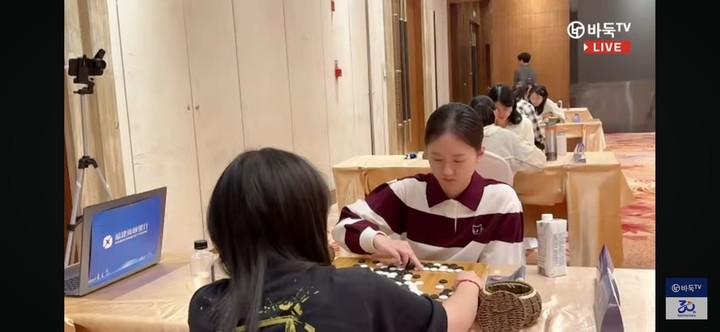 대국이 끝난 후 김은지 9단과 딩커원 4단이 복기를 하고 있다.(사진 바둑TV 캡처)