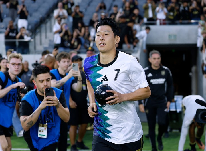 LOS ANGELES, CALIFORNIA - AUGUST 31: Fans of Son Heung-min #7 of Los Angeles FC cheer during the match against the San Diego FC at BMO Stadium on August 31, 2025 in Los Angeles, California. Harry How/Getty Images/AFP (Photo by Harry How / GETTY IMAGES NORTH AMERICA / Getty Images via AFP)