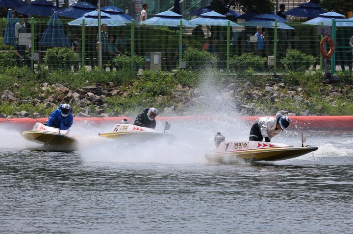 미사경정장에서 선수들이 턴마크를 돌며 경합을 벌이고 있다.(사진 국민체육진흥공단 제공)