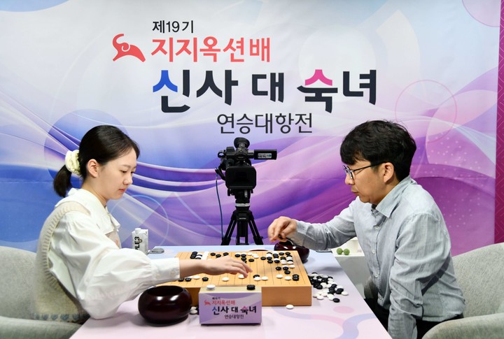 김은지 9단과 목진석 9단이 국후 복기를 하고 있다.(사진 한국기원 제공)