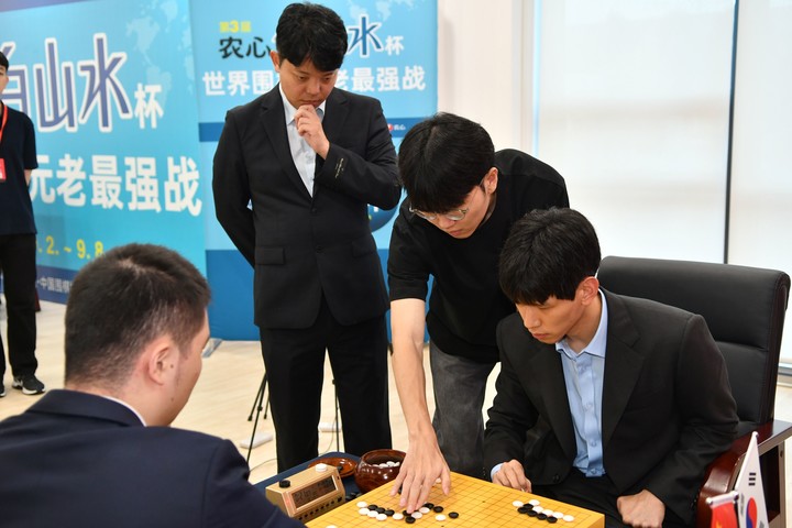 국후 신진서 9단(오른쪽에서 두 번째)과 홍민표 감독이 대국장을 찾아와 이지현 9단(오른쪽)과 함께 복기를 하고 있다.(사진 한국기원 제공)