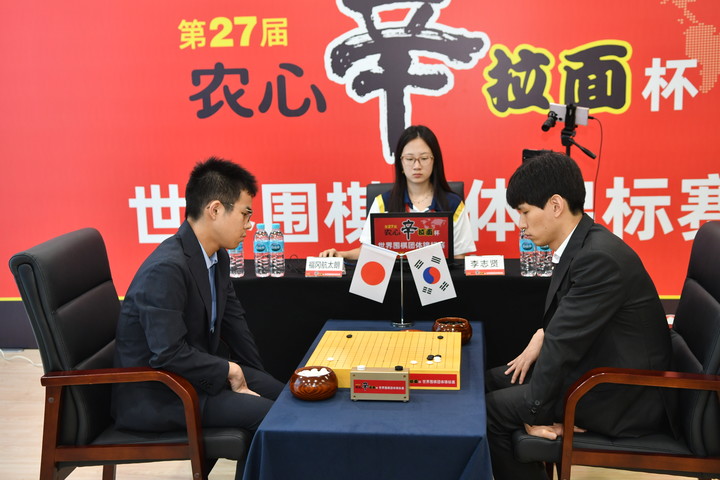 이지현 9단(오른쪽)과 후쿠오카 고타로 7단이 반상을 마주하고 있다.(사진 한국기원 제공)