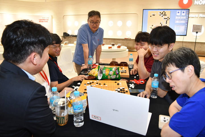 한국 검토실에서 신진서 9단(오른쪽에서 두 번째)과 중국의 루이나이웨이 9단(오른쪽) 등이 이지현 9단과 후쿠오카 고타로 7단의 대국을 검토하고 있다.(사진 한국기원 제공)